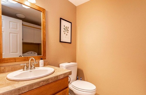 Covington Casa | Sleek Kent 3BR w/ Patio & Garage, nr Botanical Garden, by Blueground