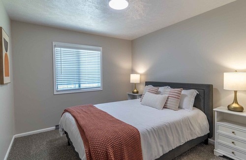 Millard Casa | Spacious 4 bedroom home sleeps 12 - ideal for CWS