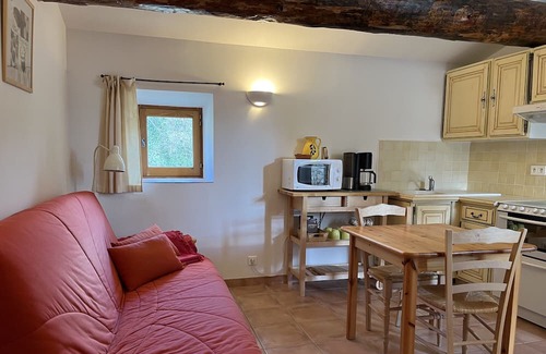 Saint-Sauveur-de-Cruzieres Cabaña | LA CONFISERIE with private terrace and barbecue/shared swimming pool