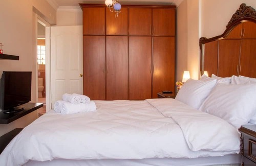 Cigli Apartamento | Spacious Detached House with Garden in Izmir
