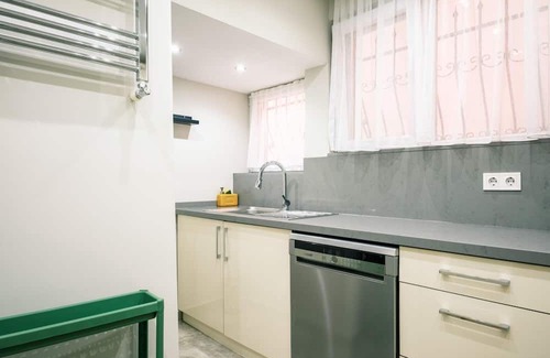 Besiktas Apartamento | Chic Flat w Closed Balcony 10 min to Bebek Shore