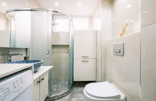 Besiktas Apartamento | Chic Flat w Closed Balcony 10 min to Bebek Shore