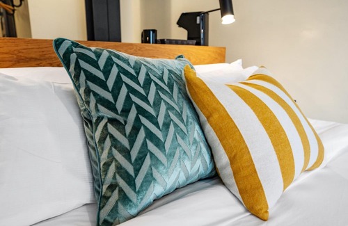 East Liberty Apartamento | Kasa | Classic Studio, Quick Drive to Carnegie Mellon | The Maverick
