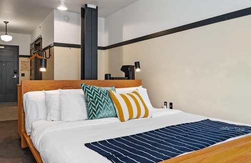 East Liberty Apartamento | Kasa | Classic Studio, Quick Drive to Carnegie Mellon | The Maverick