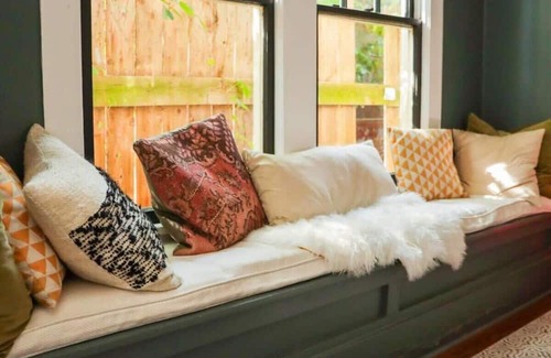 Freetown - Port Rico Casa | Stroll to Live Music and Dining Scene