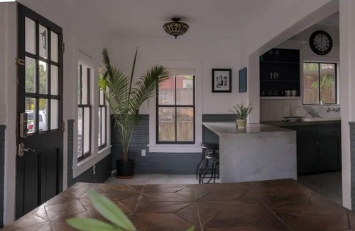 Freetown - Port Rico Casa | Stroll to Live Music and Dining Scene