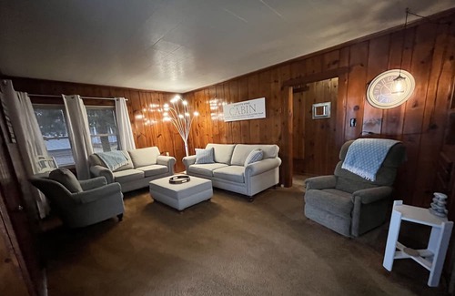 Higgins Lake Cabina | 4 minute walk to water access! New mattresses, Game Room and outdoor Fire Pit!