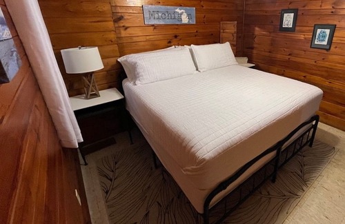 Higgins Lake Cabina | 4 minute walk to water access! New mattresses, Game Room and outdoor Fire Pit!