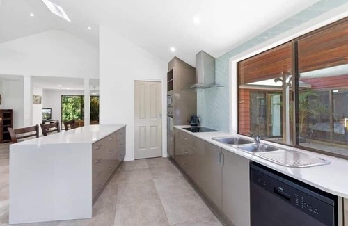 Landsborough Casa | The Hideaway is a lake house situated on the Ewan Maddock Dam, Glenview.