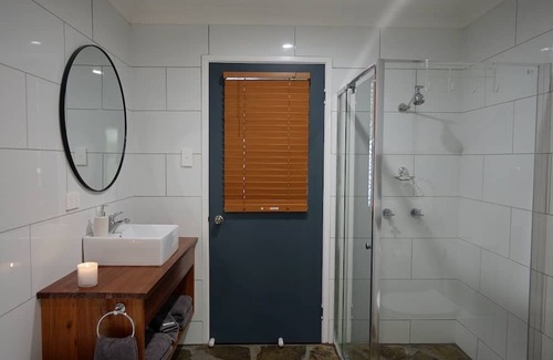 Landsborough Casa | The Hideaway is a lake house situated on the Ewan Maddock Dam, Glenview.