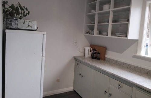 Waitarere Beach Casa | The Seashell - central, private, comfortable Incl bedding and linen, wifi