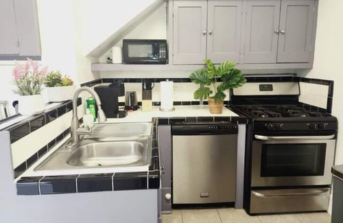 Alhambra Apartamento | SP18 Prime location LUXE 2Bedroom / 1Bath Apartment kingsize bed!