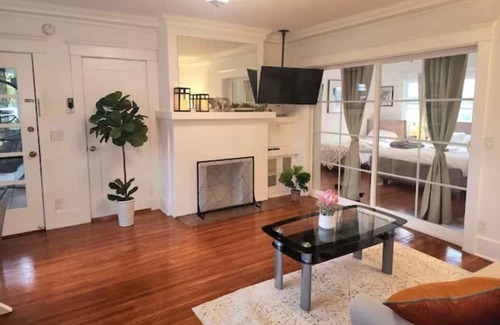 Alhambra Apartamento | SP18 Prime location LUXE 2Bedroom / 1Bath Apartment kingsize bed!