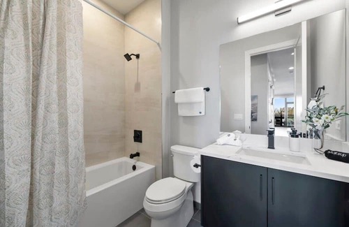 Lower West Side Apartamento | Cozy Chicago Haven w/High Speed Internet & Balcony