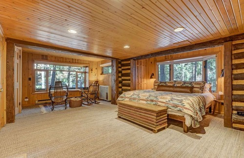 Cheyenne Canyon Cabina | Creekside Cabin w/ Hot Tub! 2 minutes to hiking trails!