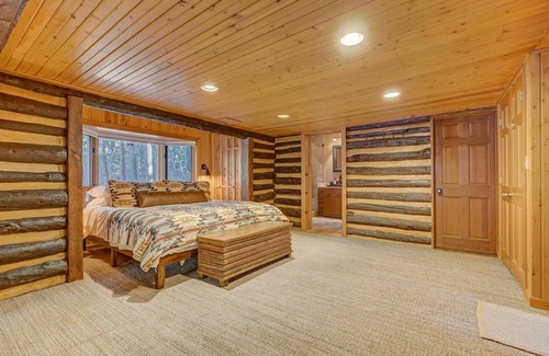 Cheyenne Canyon Cabina | Creekside Cabin w/ Hot Tub! 2 minutes to hiking trails!