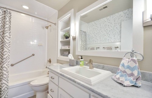 Cedar Hills Casa | Charming Portland Home: Yard, Deck & Fireplace!