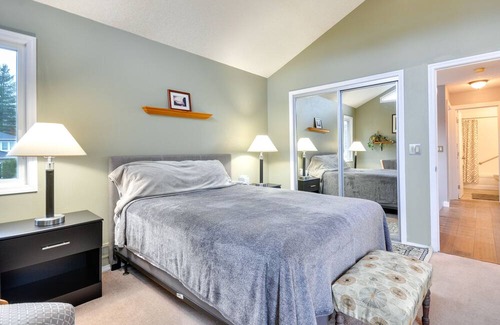 Cedar Hills Casa | Charming Portland Home: Yard, Deck & Fireplace!