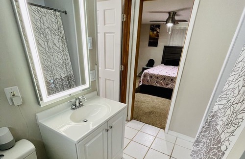 Sheffield Lake Villa | Romantic/Fam Lake House Getaway Near by all attractions/ downtown and airport