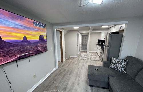 Sheffield Lake Villa | Romantic/Fam Lake House Getaway Near by all attractions/ downtown and airport