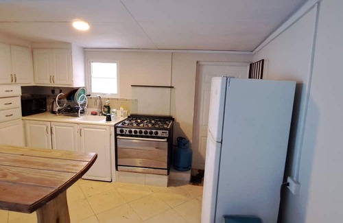 Durants Cabaña | Cozy English style cottage, The beach 4mins drive away and relax in Barbados