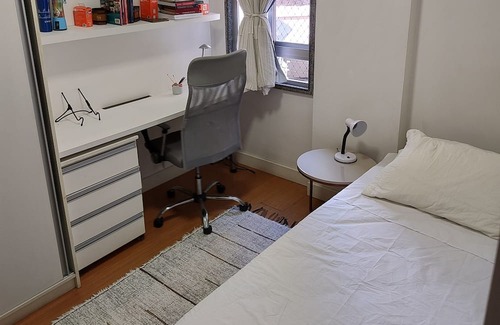 Jardim da Penha Cabina | Quarto e Banheiro Privativos com Garagem em Apartamento em Jardim da Penha