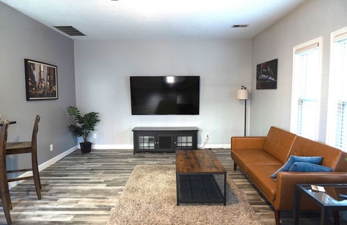 Old Northside Condominio | Bottleworks Condo Attchd. Garage