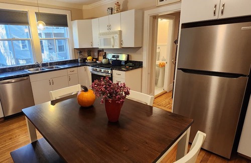 West End Condominio | Charming Condo in the Heart of it All!