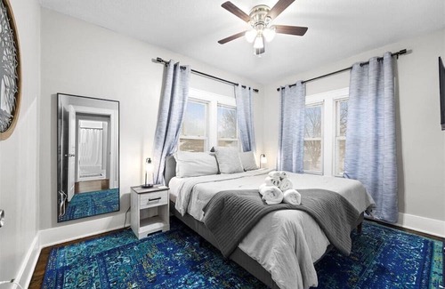Lee's Summit Casa | Charming Freshly Remodeled Home / Prime Location