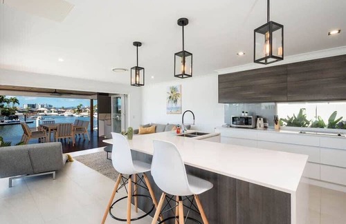 Runaway Bay Casa | Waterfront Resort-Style Retreat - Runaway Bay