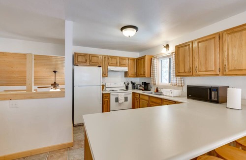 Angel Fire Cabina | Cozy Angel Fire Cabin w/ Wood-Burning Stove!