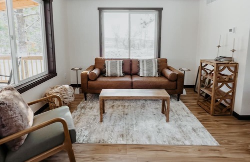 Creston Cabina | Nordic Cottage Style Cabin. 30 Mins from Glacier Park. Mtn Views and Pond Onsite