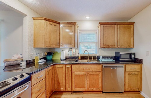 Seneca Casa | Dog-friendly home near Clemson with tree-lined yard, patio & deck