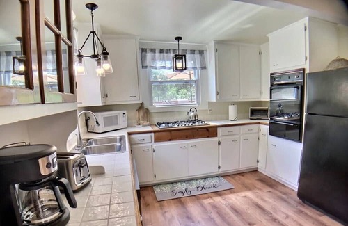 Eureka Springs Casa | Farm House at Wisteria Lane, Private, Sleeps 8,