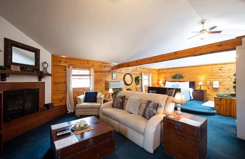 Eureka Springs Cabina | Wisteria Lane 3 Secluded Log Cabin Spa Tub kitchen
