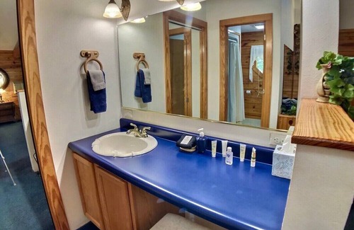 Eureka Springs Cabina | Wisteria Lane 3 Secluded Log Cabin Spa Tub kitchen