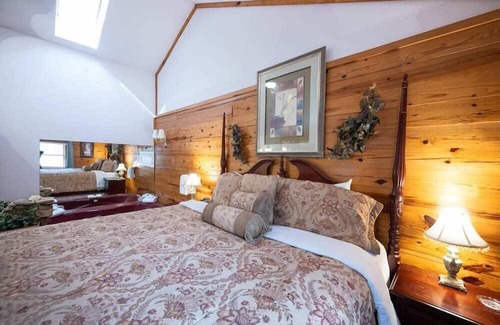 Eureka Springs Cabina | Wisteria Lane 2 Secluded, Front Porch, Spa Tub