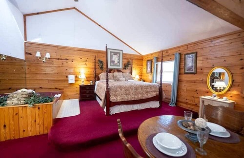 Eureka Springs Cabina | Wisteria Lane 2 Secluded, Front Porch, Spa Tub