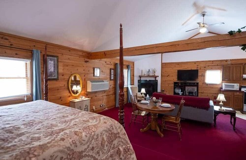 Eureka Springs Cabina | Wisteria Lane 2 Secluded, Front Porch, Spa Tub