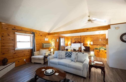 Eureka Springs Cabina | Wisteria Lane 4 Secluded, XL front porch, Spa Tub