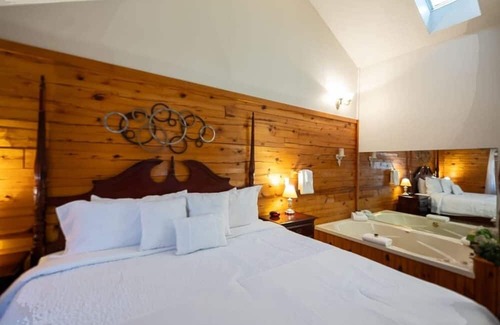 Eureka Springs Cabina | Wisteria Lane 4 Secluded, XL front porch, Spa Tub