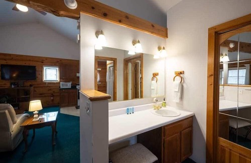 Eureka Springs Cabina | Wisteria Lane 01 Secluded in Ozarks, Large Spa Tub