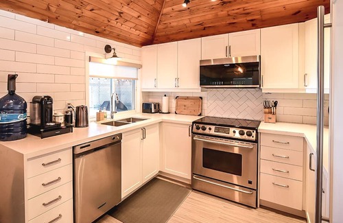 Hamilton Cabaña | Cozy beach escape from the city! Enjoy a sandy beach retreat on Lake Erie!
