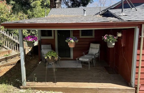 Grass Valley Cabina | Historic cabin with clawfoot tub close to downtown