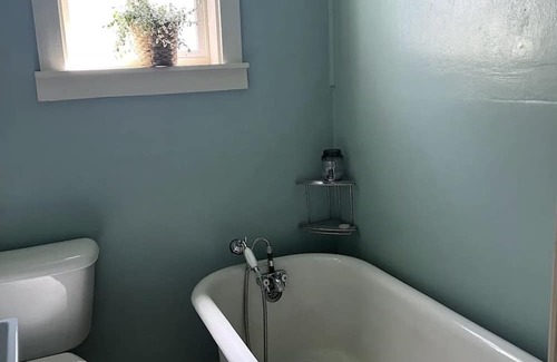 Grass Valley Cabina | Historic cabin with clawfoot tub close to downtown