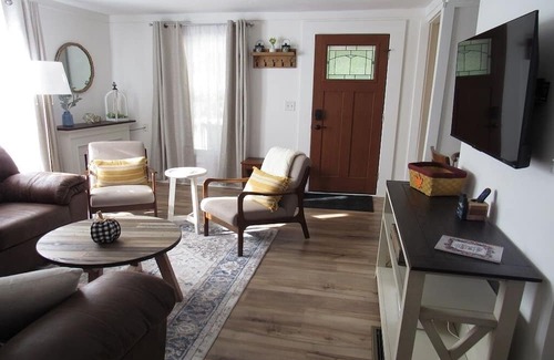 Millersburg Cabaña | Leave your worries behind. Come in and get cozy!