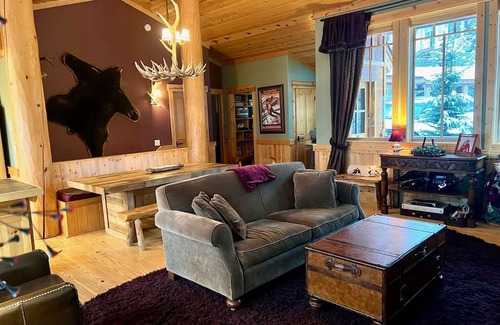 Sandpoint Cabina | Ski in/Ski out cozy log cabin with fireplace on Schweitzer Mountain