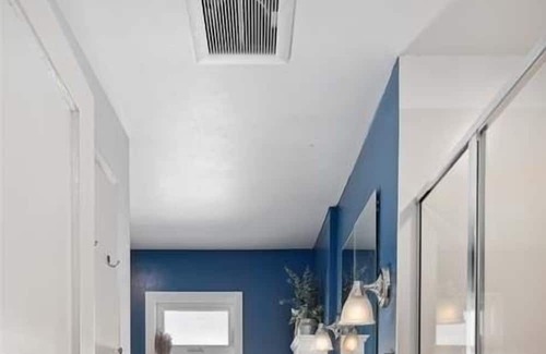 Alki Villa | Retreat on Alki Beach Near major airports/ minutes to lumen Park and T-Mobile
