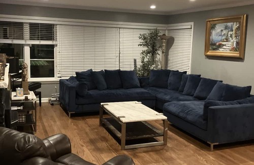 Alki Villa | Retreat on Alki Beach Near major airports/ minutes to lumen Park and T-Mobile