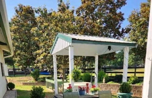 Alfred Otro | VERY SPECIAL ANTIQUE FARMHOUSE AND MODERN HORSE BARN IN SOUTHERN MAINE